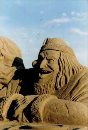 Sandskulptur Boeser Weihnachtsmann