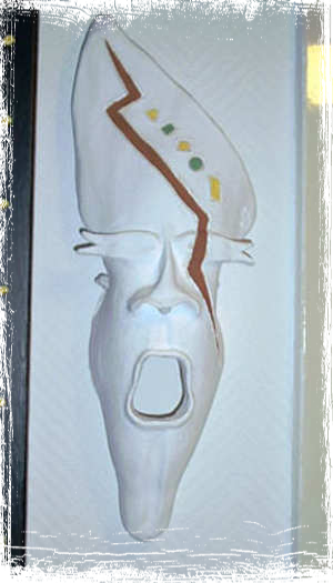 Wandmaske aus Ton, nach Mustern afrikanischer Kunst gefertigt...